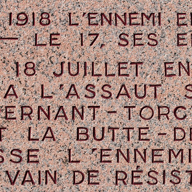 La stèle devant le monument © Rémy SALAÜN - Tous droits réservés